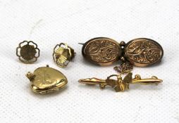 An assortment of 9ct gold and yellow metal jewellery.