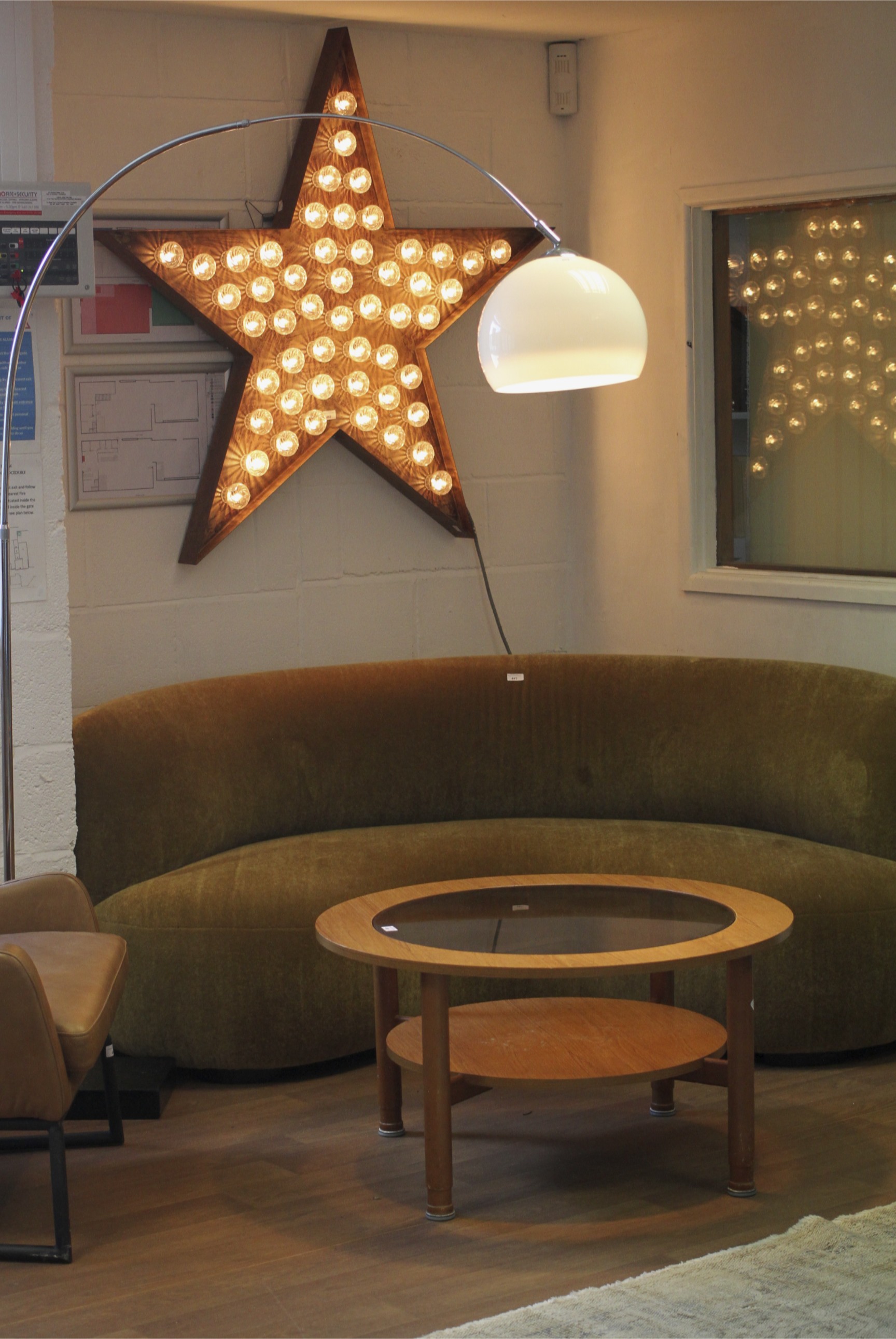 A large contemporary star shaped wall light. - Image 3 of 3