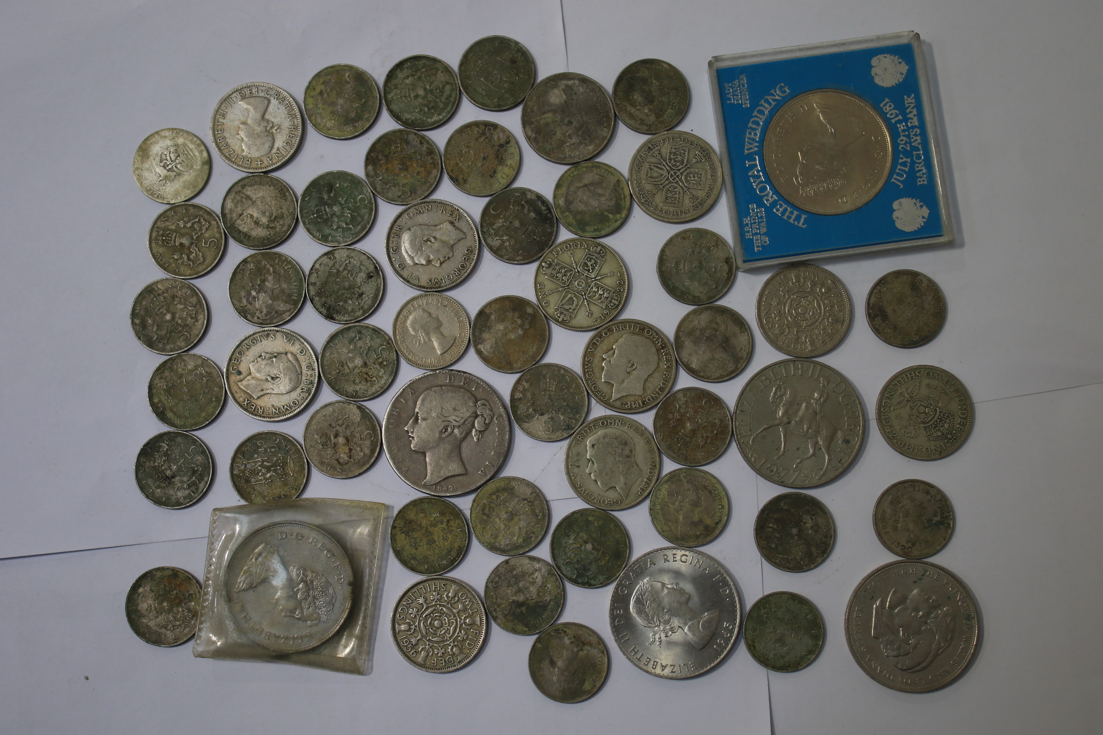 A collection of assorted coinage. - Image 2 of 5