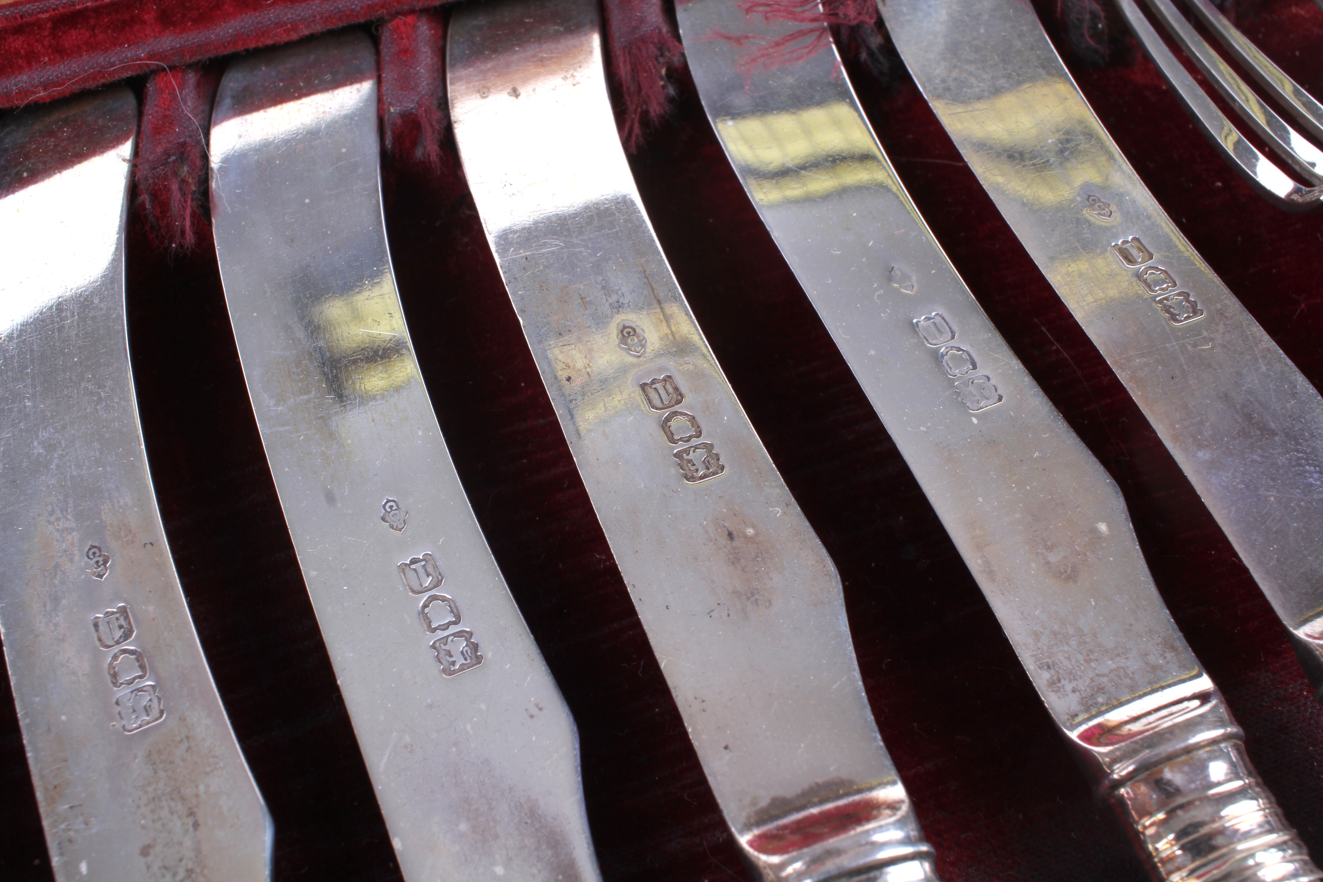 A silver and mother-of-pearl part mounted canteen of cutlery. - Image 3 of 4