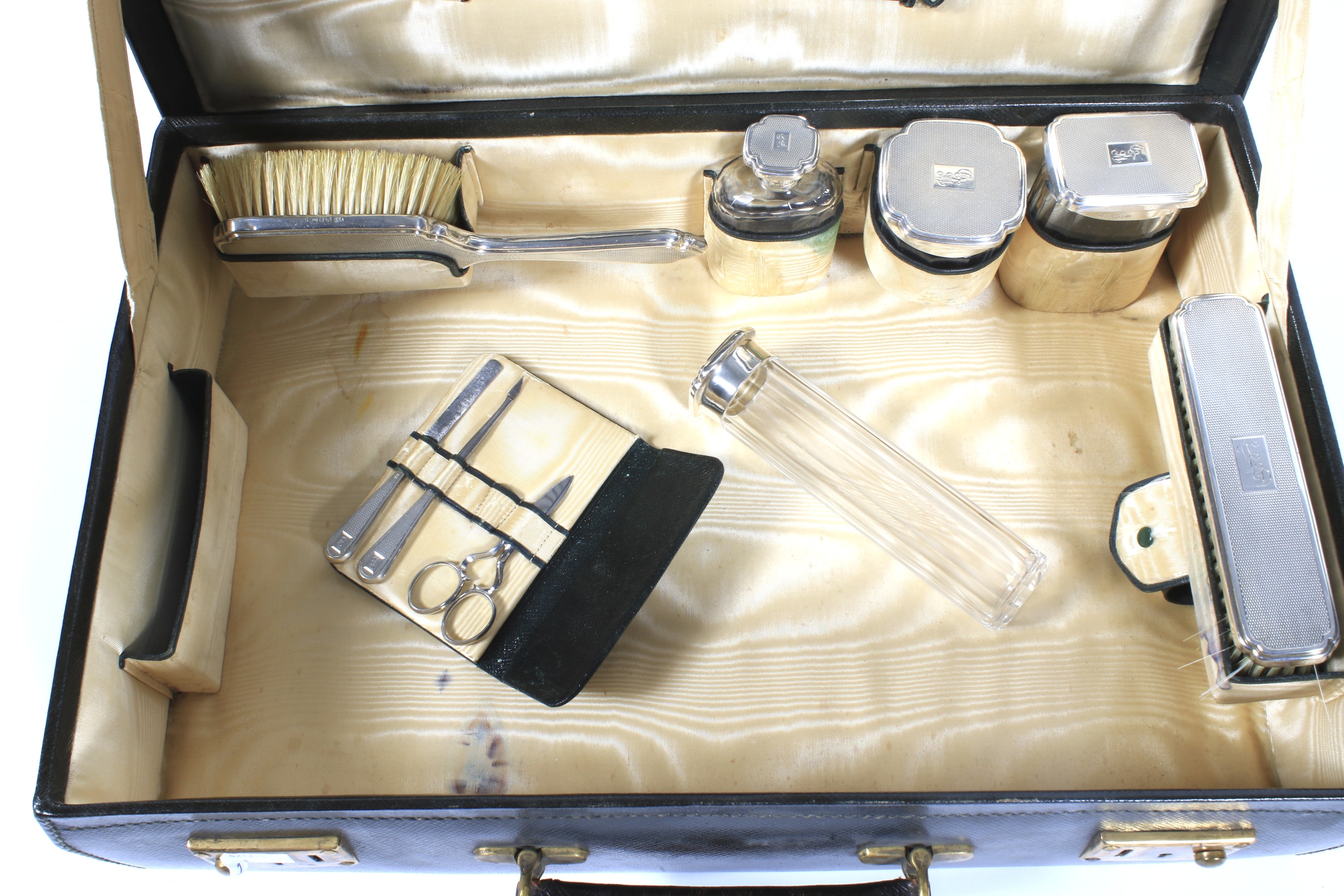 A 1920s green leather carry case fitted with a silver mounted grooming set. - Image 3 of 4