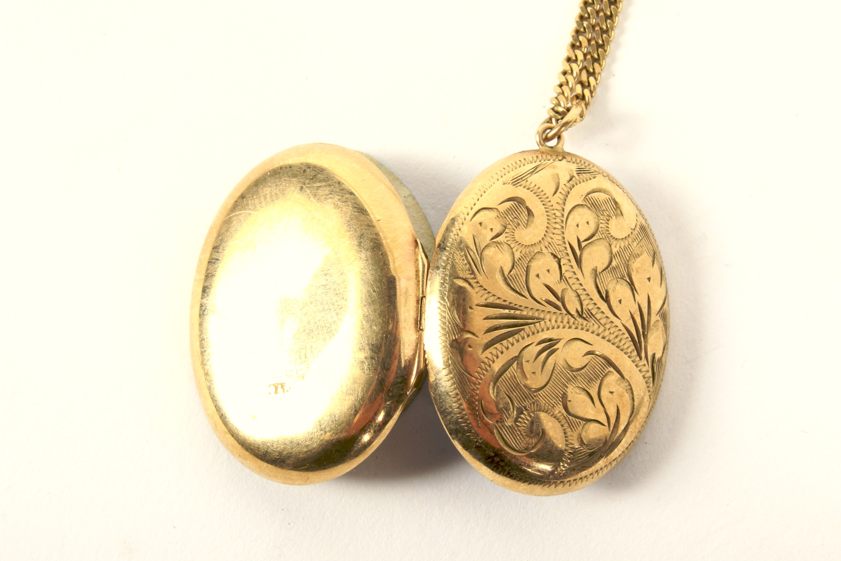 A 9ct gold photo locket on 9ct gold chain. - Image 3 of 3