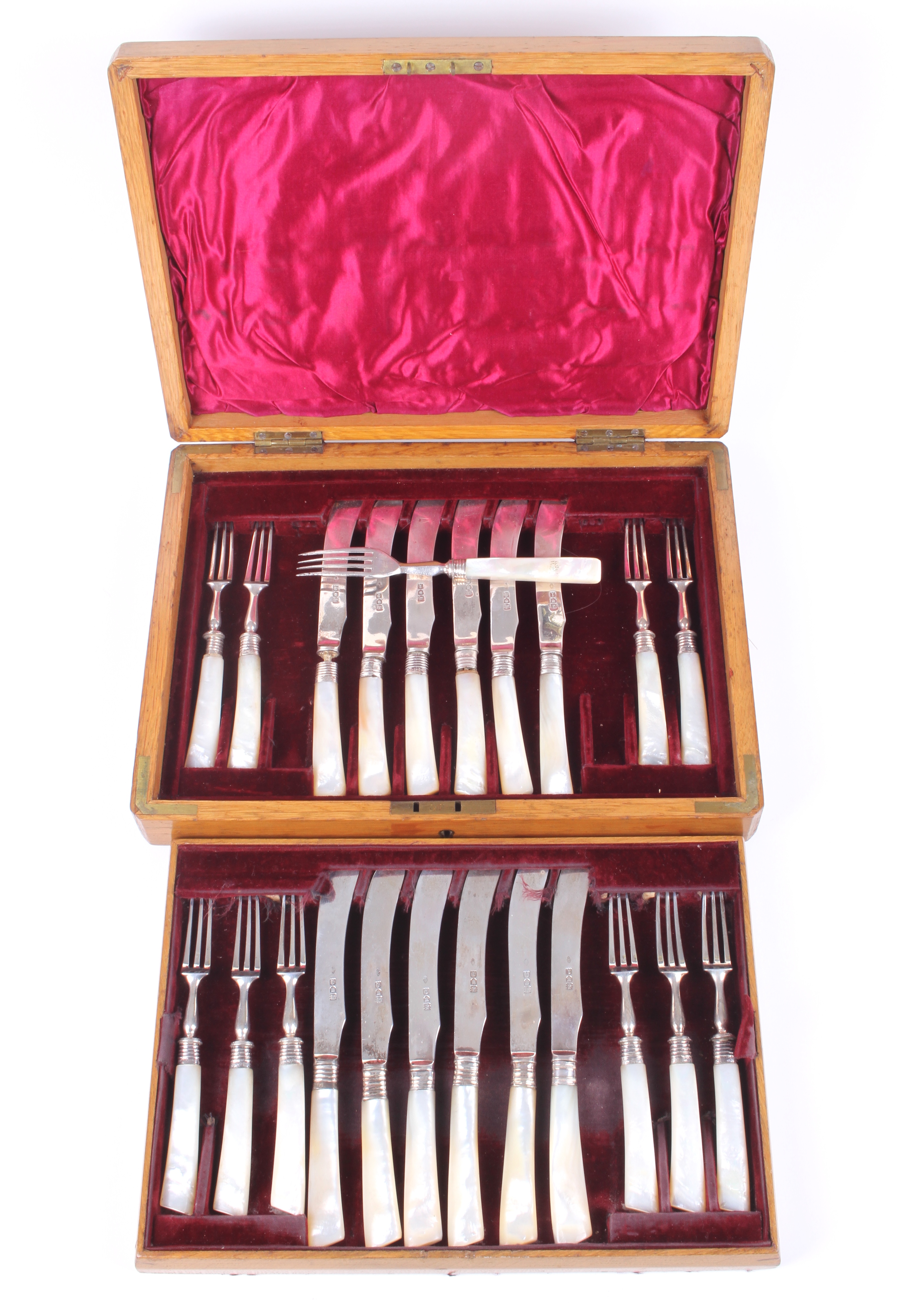 A silver and mother-of-pearl part mounted canteen of cutlery. - Image 2 of 4