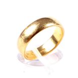 A vintage 18ct gold shallow 'D' section wedding band.