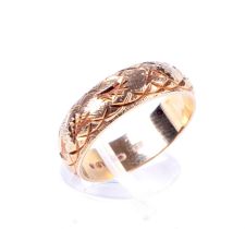 A vintage 9ct gold wedding band chased with stylised leaves. Hallmarks for London 1976, 6.