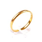 A 22ct gold wedding band. Hallmarks for London 1968 (part obscured), 2.5mm wide, size T, 2.