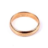 A modern 9ct gold 'D' section wedding band. Hallmarks for London 2000 (millennium mark), 5.