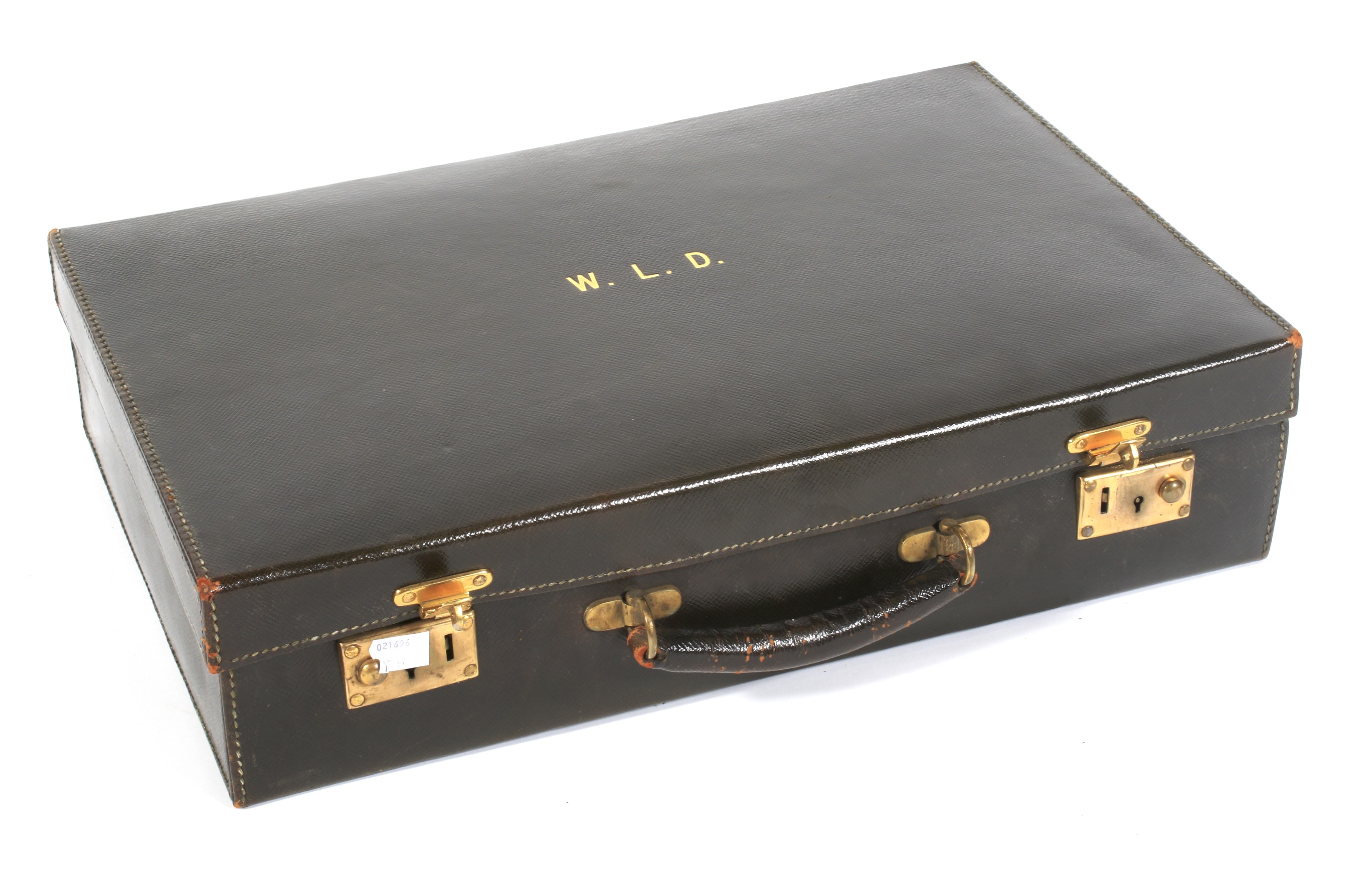 A 1920s green leather carry case fitted with a silver mounted grooming set. - Image 2 of 4