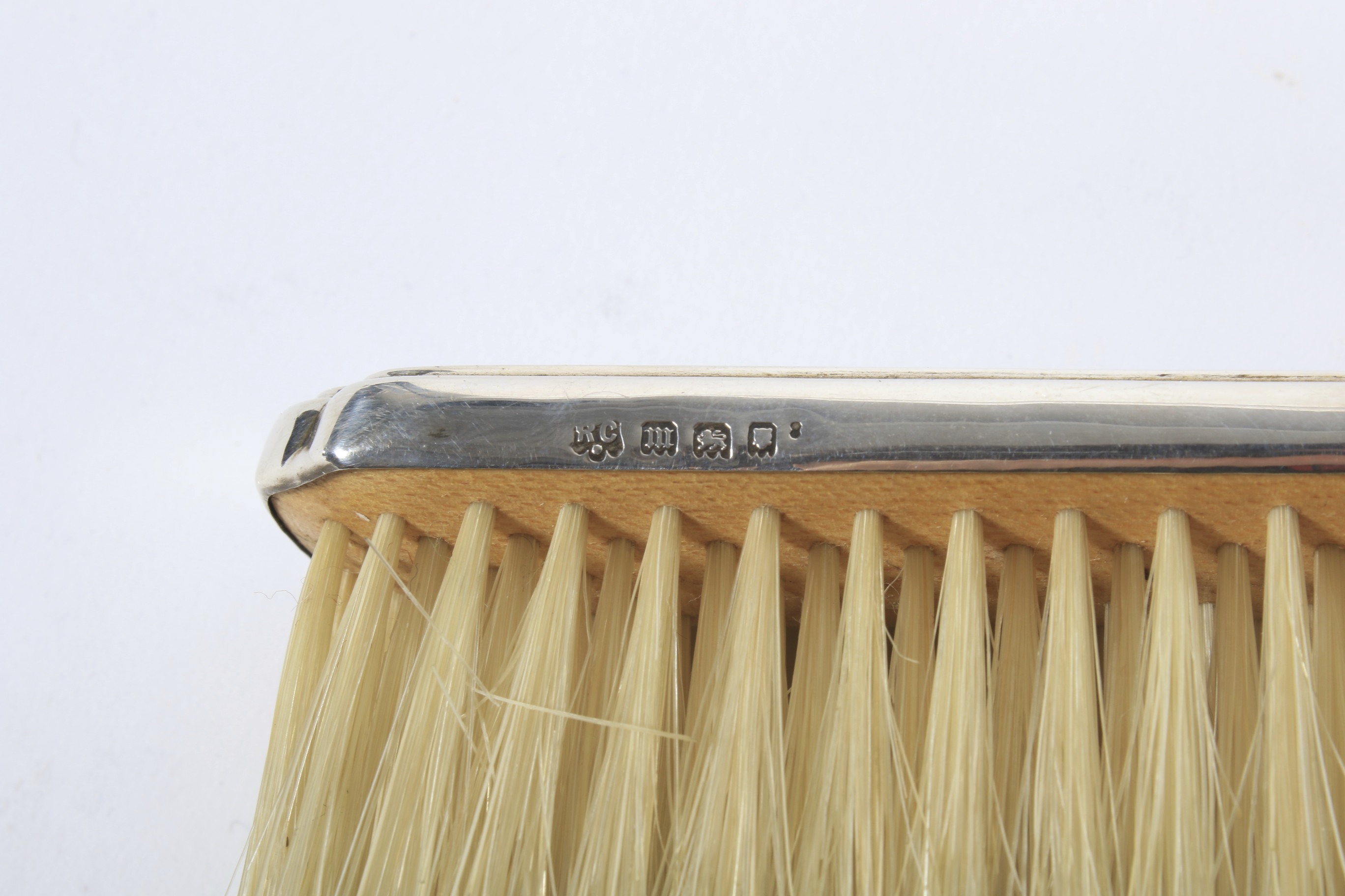 A 1920s green leather carry case fitted with a silver mounted grooming set. - Image 4 of 4