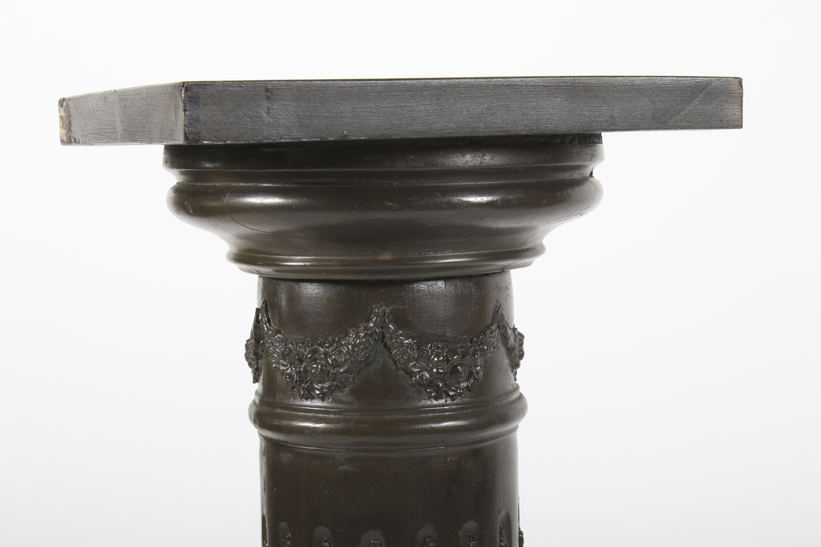 A bronzed resin bust of Napoleon and a bronzed column pedestal. - Image 4 of 7