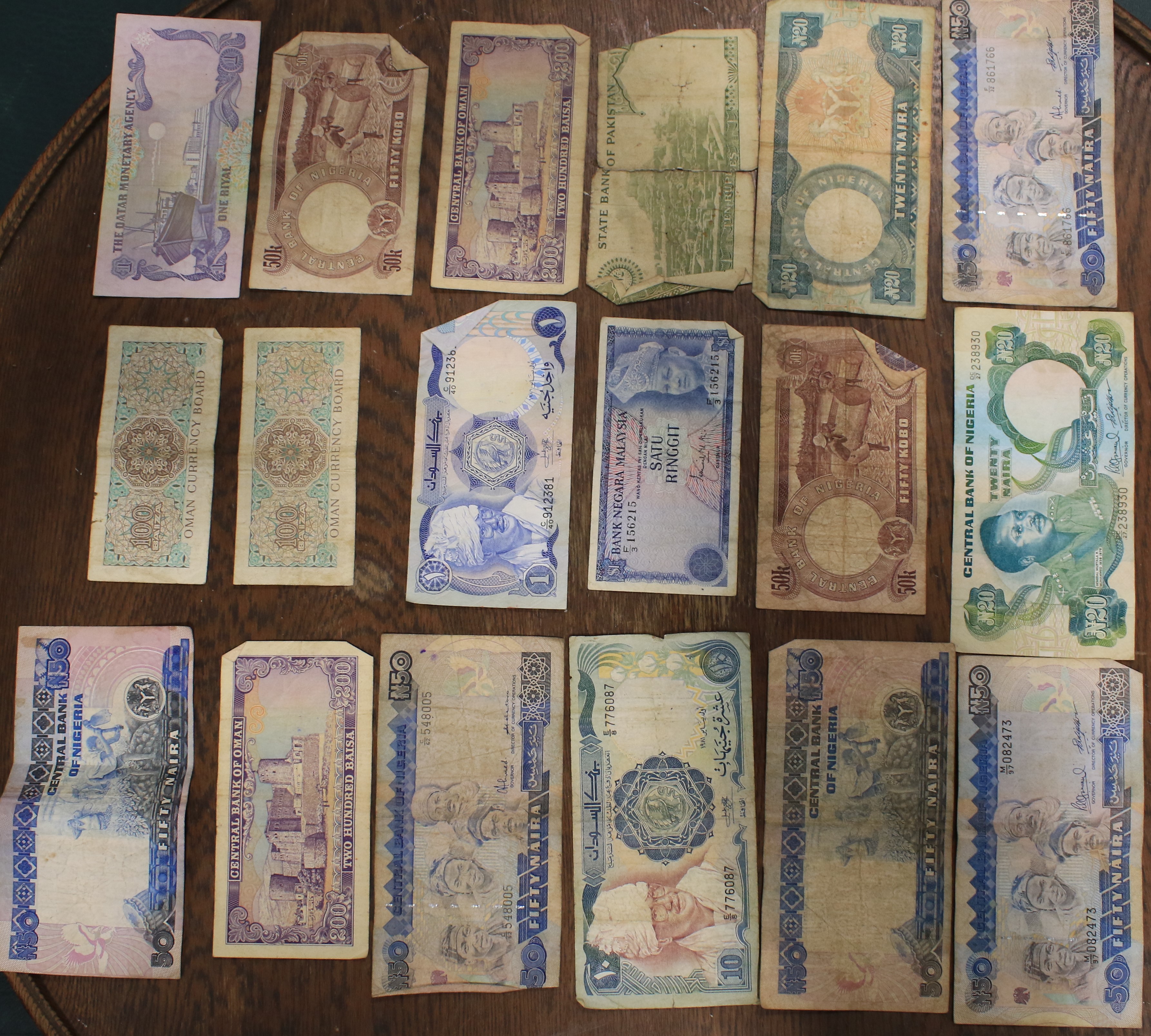 An assortment of global coins and banknotes and a pair of enamelled gilt metal mounted cufflinks. - Image 4 of 4