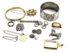 Assorted costume jewellery.