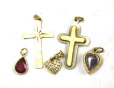 Three 9ct gold and yellow metal pendants and two crosses.