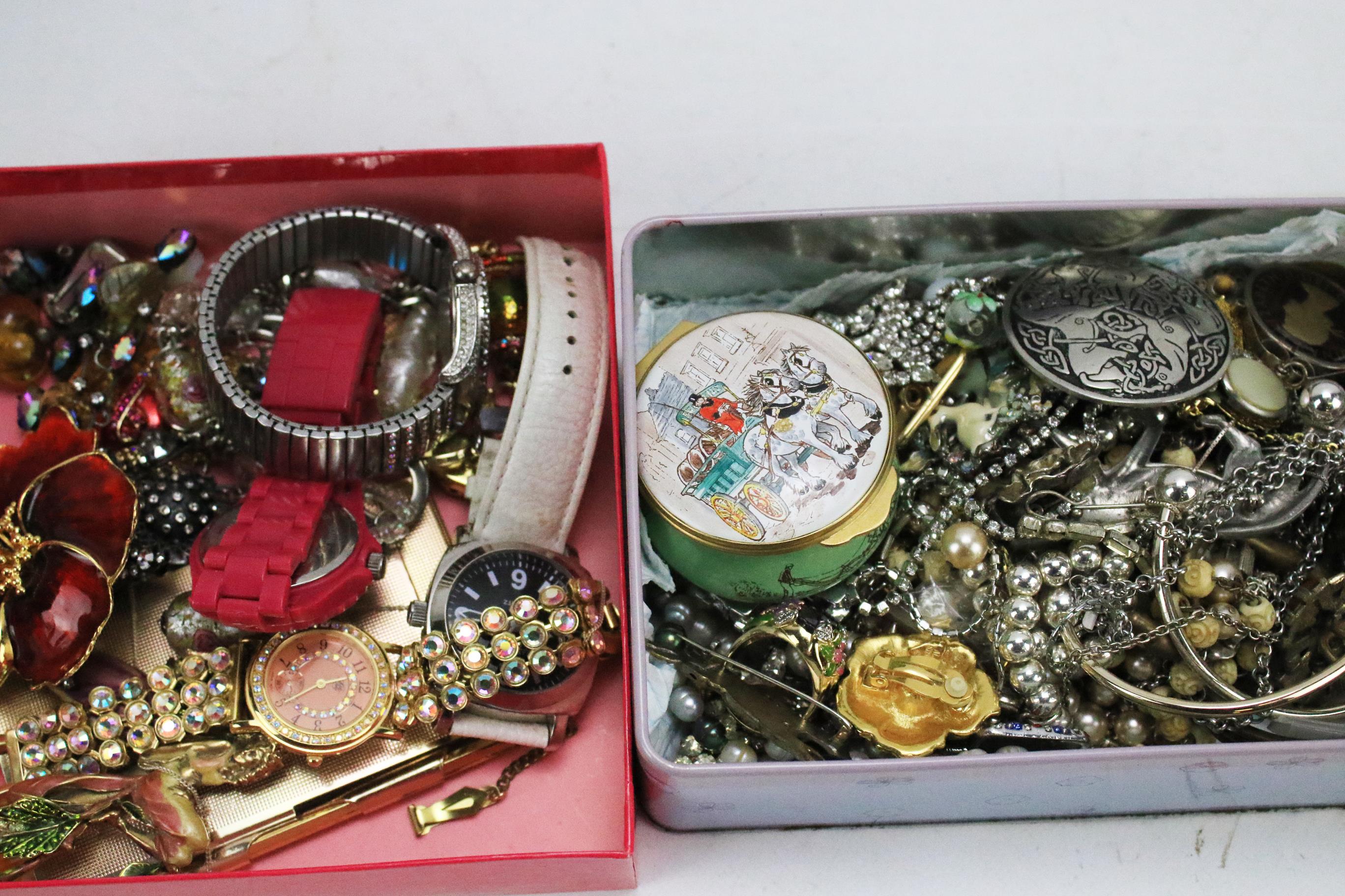 A quantity of costume jewellery. - Image 2 of 2