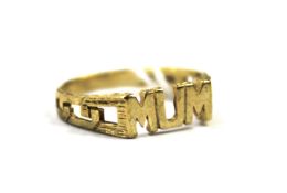 A vintage 9ct gold 'MUM' ring. Size O, 1.