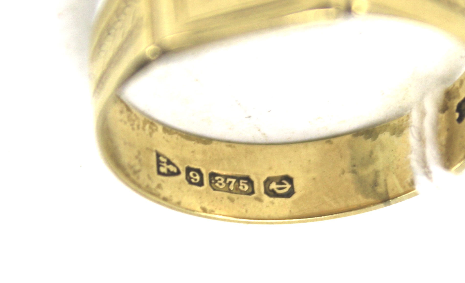 A 9ct gold gentleman's signet ring. Set with a clear stone to the centre. Weight 3. - Image 2 of 2