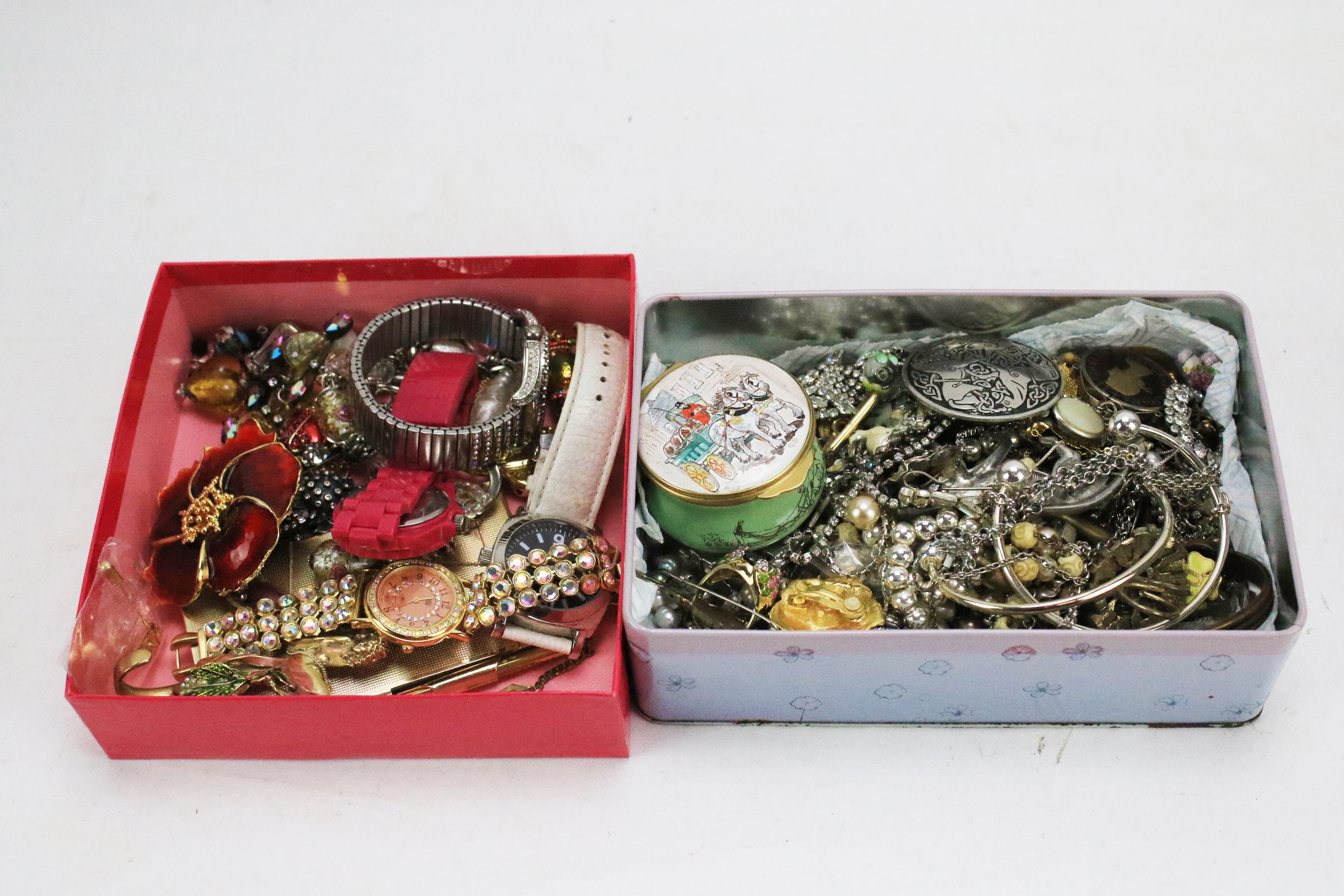 A quantity of costume jewellery.