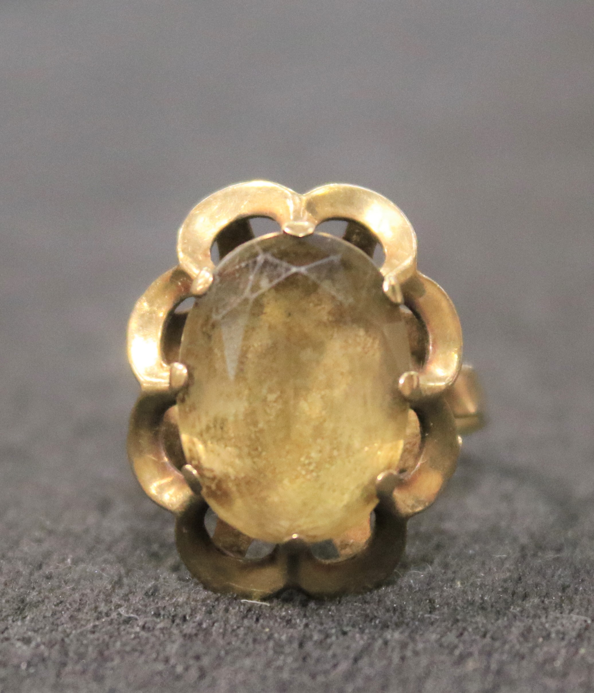 A 9ct gold ring. - Image 3 of 3