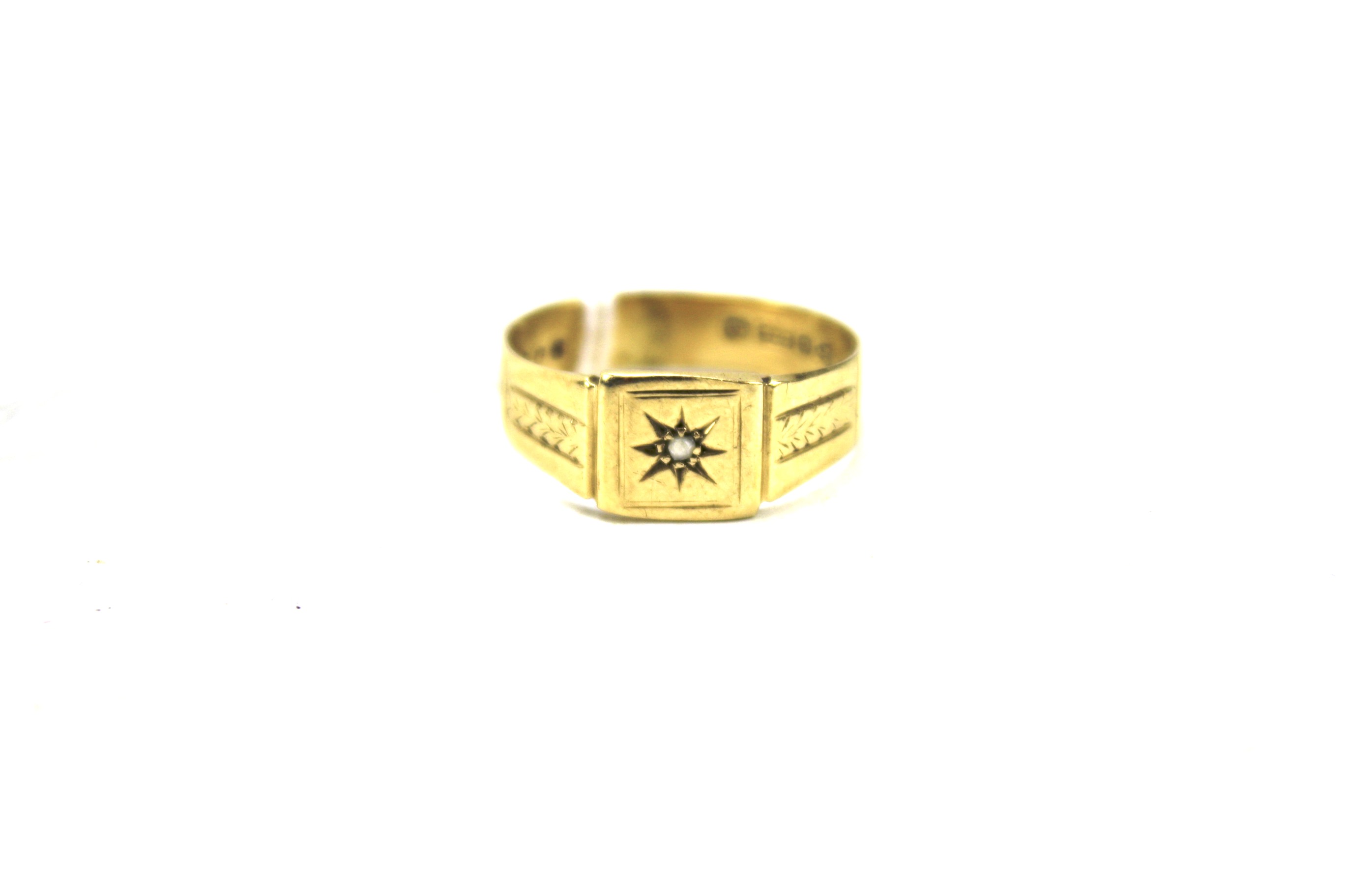 A 9ct gold gentleman's signet ring. Set with a clear stone to the centre. Weight 3.