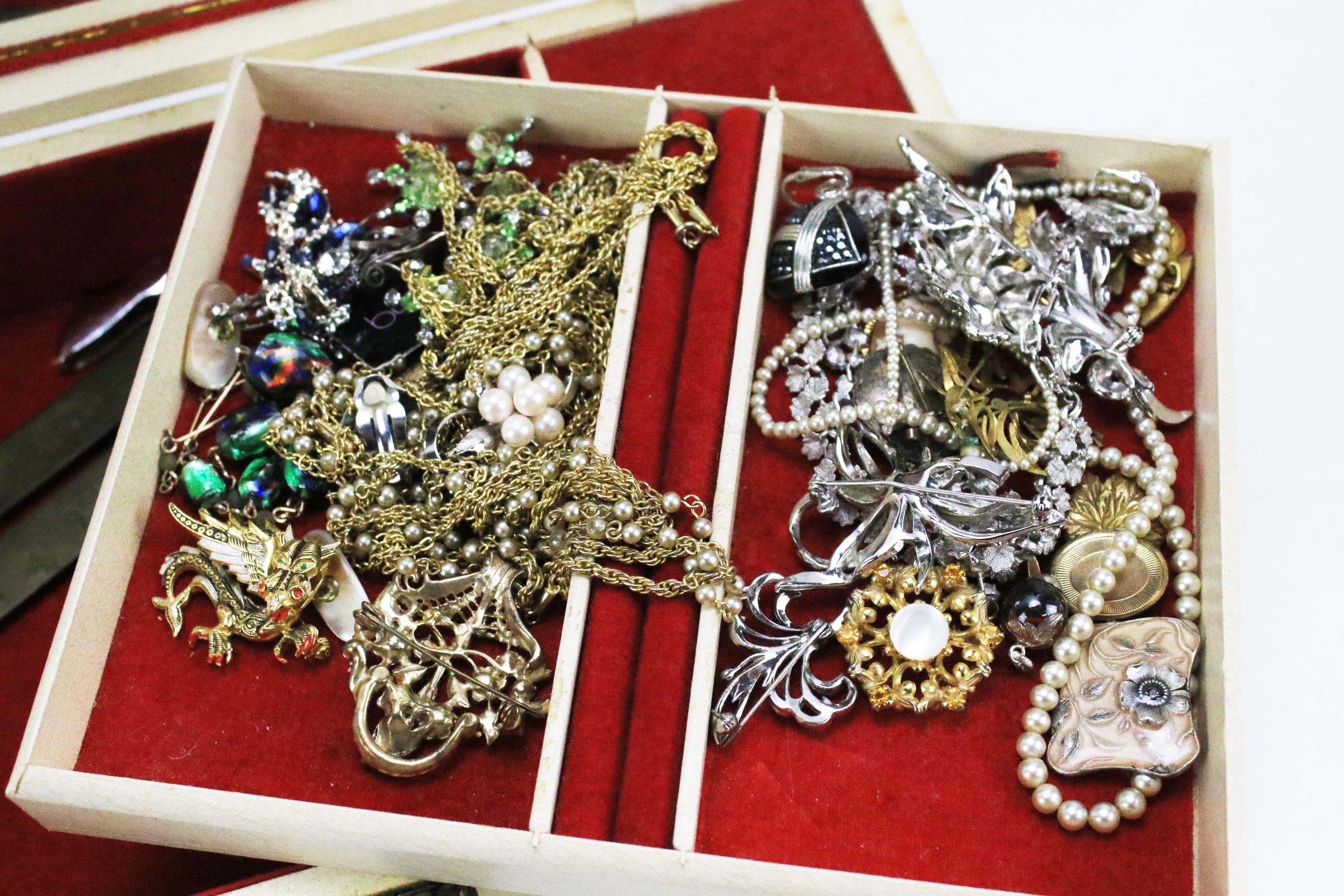 A collection of costume jewellery in a vintage jewellery box. - Image 2 of 2