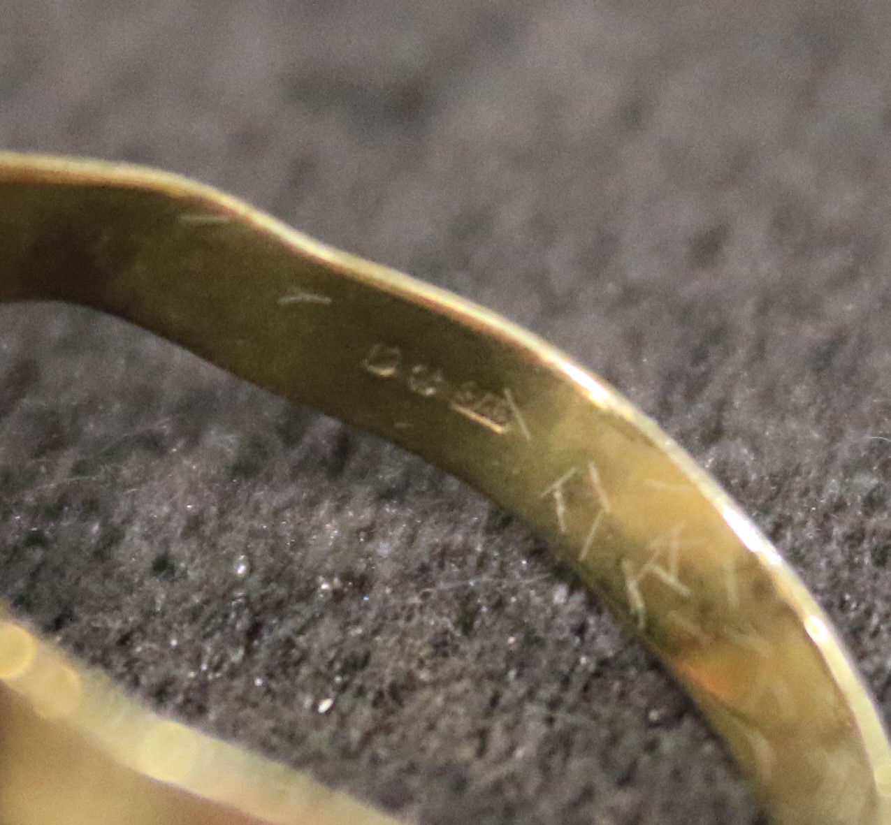 A 9ct gold ring. - Image 2 of 3