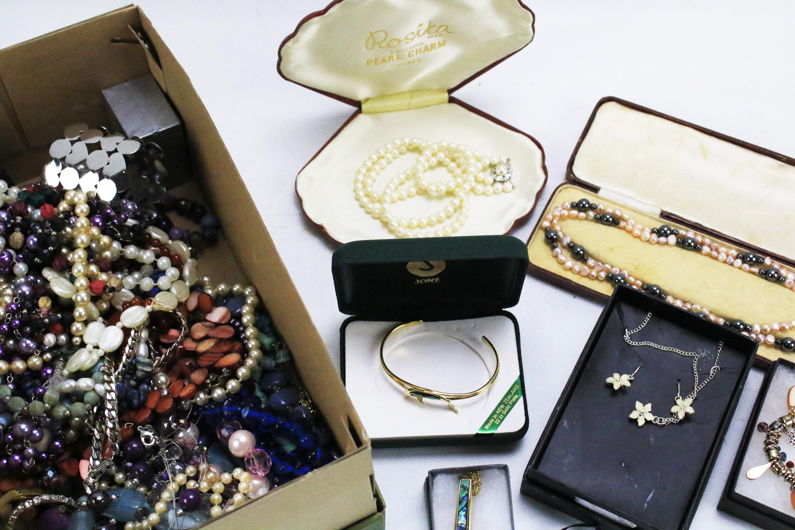 A box of vintage costume jewellery. - Image 2 of 2