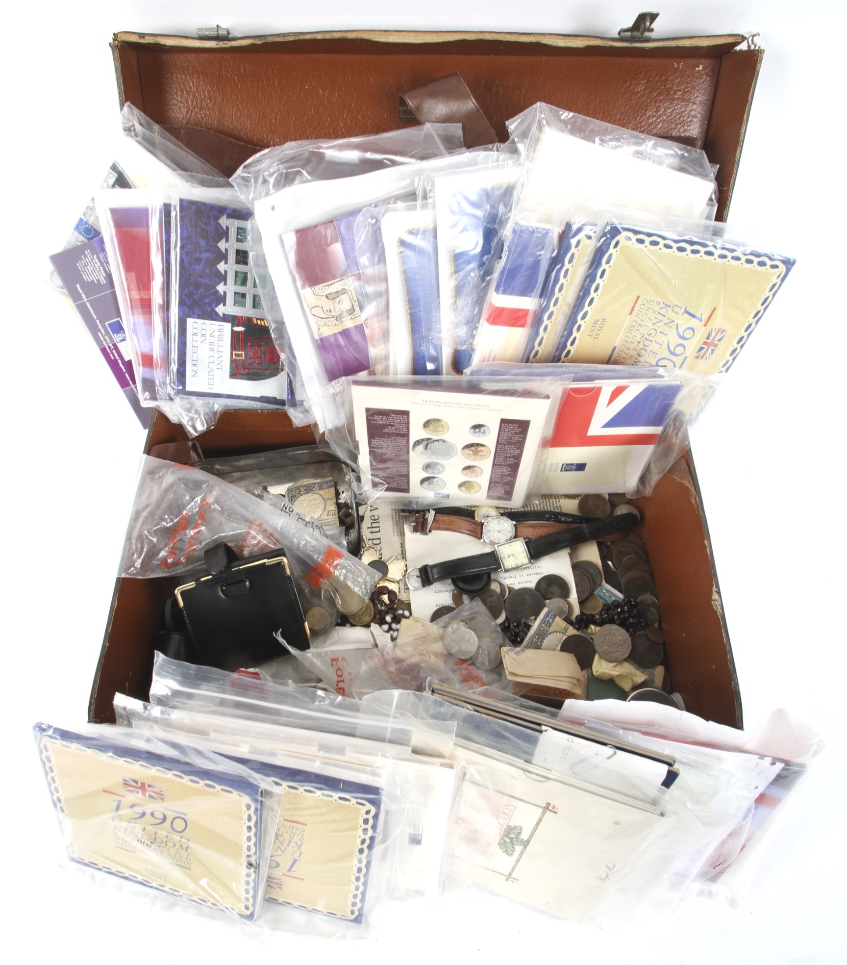A large collection of Royal Mint collectable coins and loose coinage.