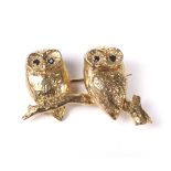 A vintage 9ct gold brooch in the form of two owls on a branch.