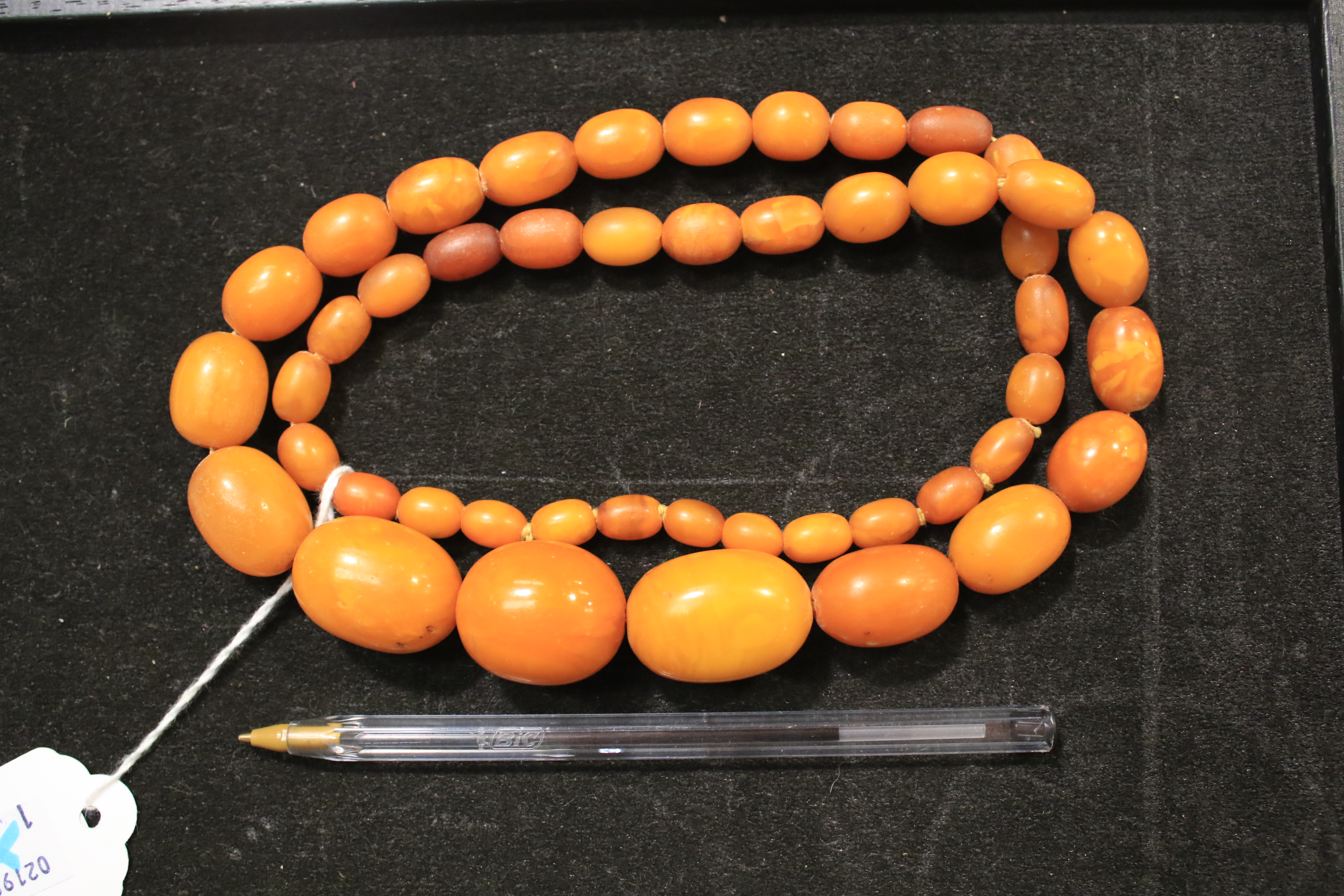 A amber oval bead necklace, the 46 varigated butterscotch-coloured oval beads - Image 3 of 14