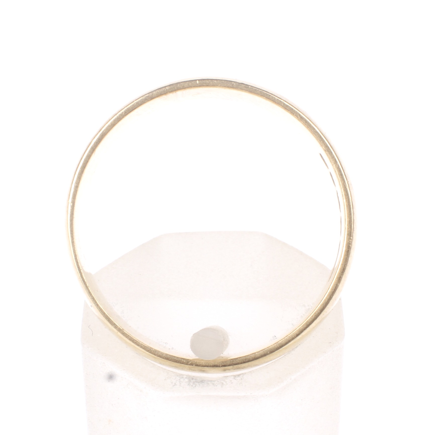 An 18ct hallmarked wedding band - Image 4 of 4