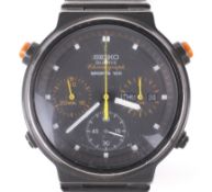 A vintage gentleman's Seiko quartz chronograph sports 100 wristwatch.