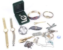 Assorted costume jewellery, including rings and brooches.