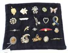 A quantity of twenty vintage ladies brooches.