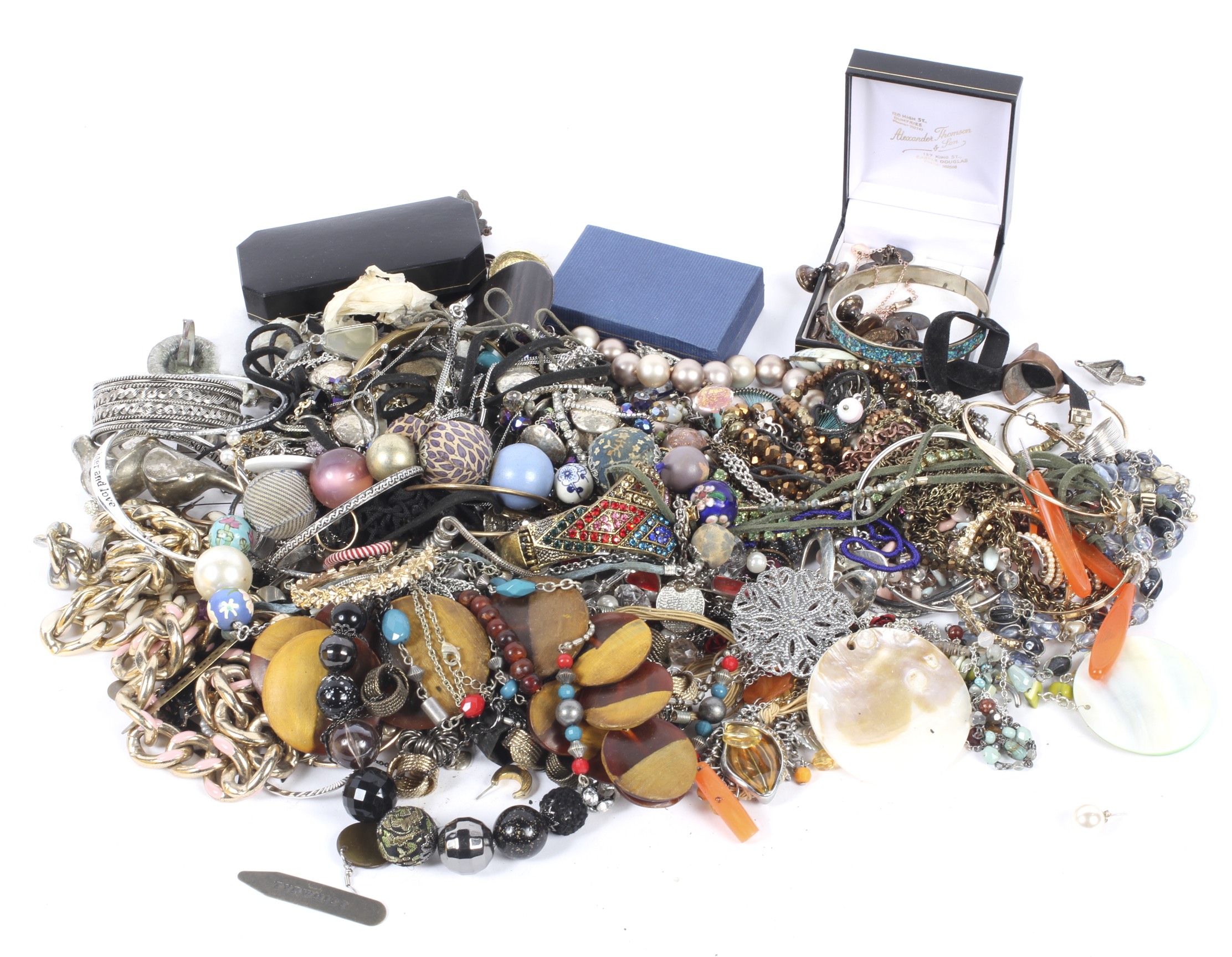 Assorted costume jewellery.