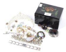 Assorted costume jewellery.