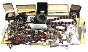 An assortment of costume jewellery and other collectables.