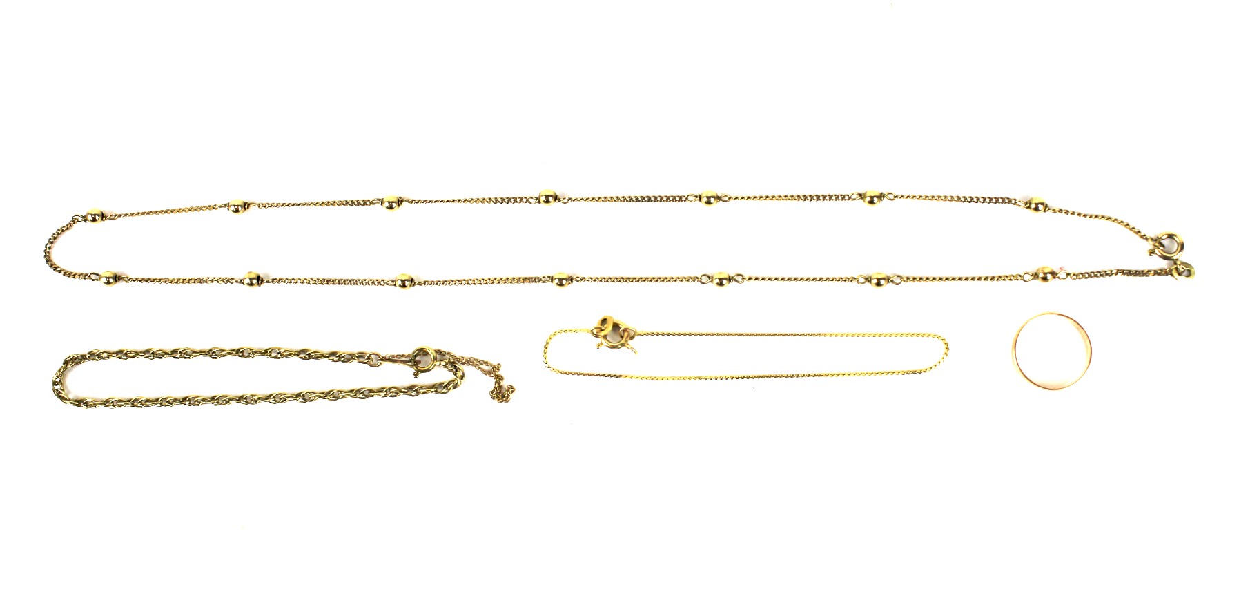 An assortment of 9ct gold jewellery.