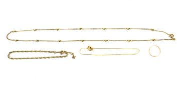 An assortment of 9ct gold jewellery.