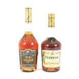 Two bottles of cognac. Including a bottle of Martell VS Fine Cognac, 40% Vol, 70cl.