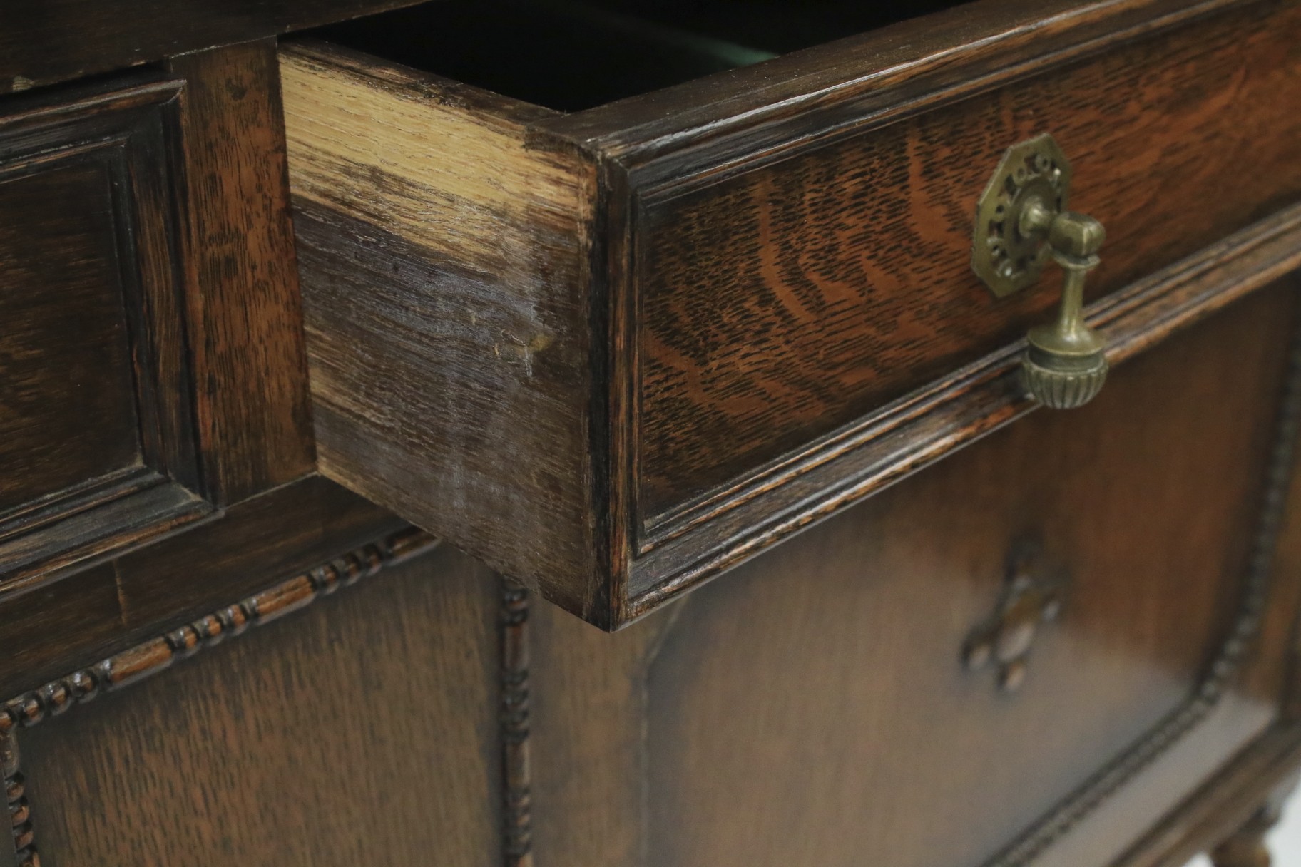 An oak sideboard with beaded decoration. - Image 2 of 2