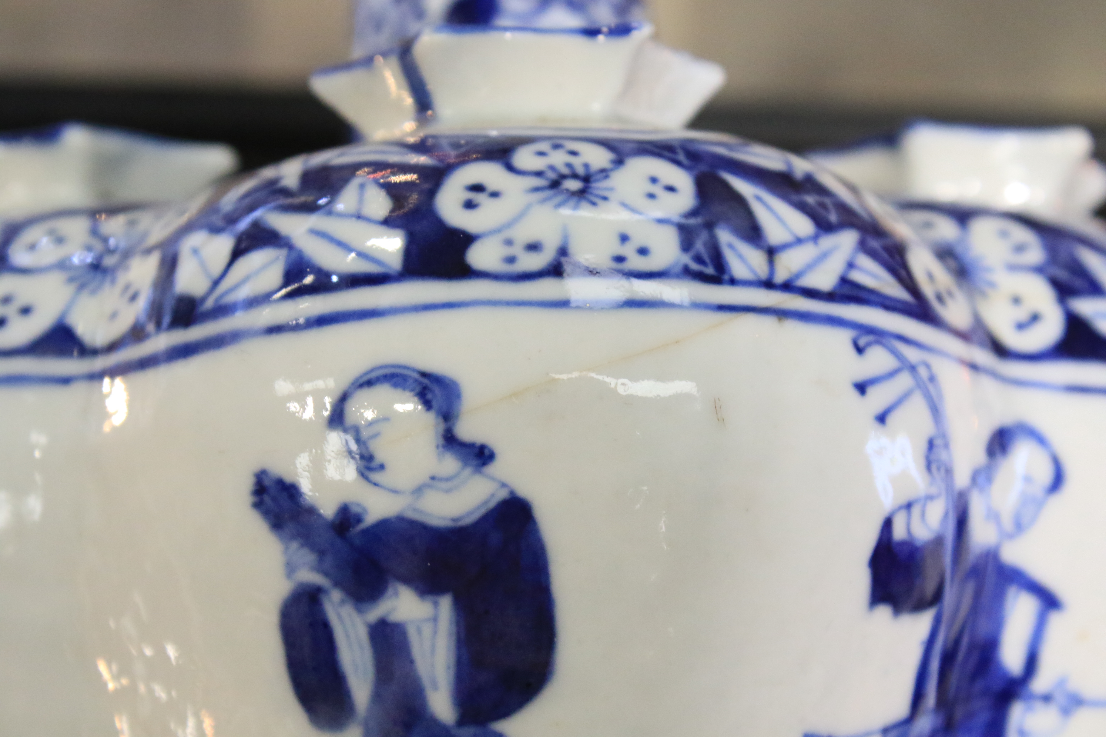 A Chinese Qing dynasty tulip vase. - Image 12 of 20