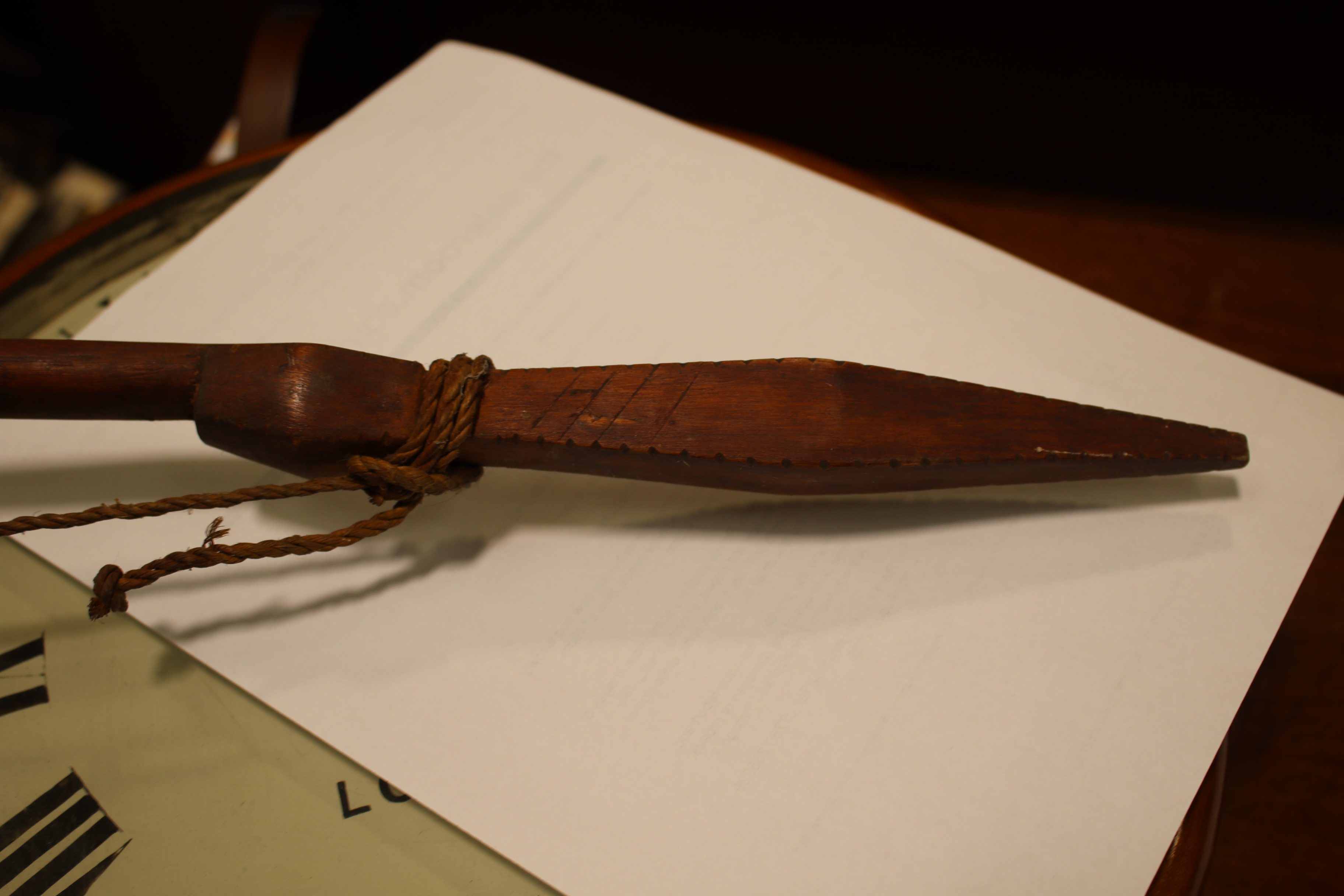 A Solomon Islands hunting bow and arrows with carved bone heads. - Image 14 of 17