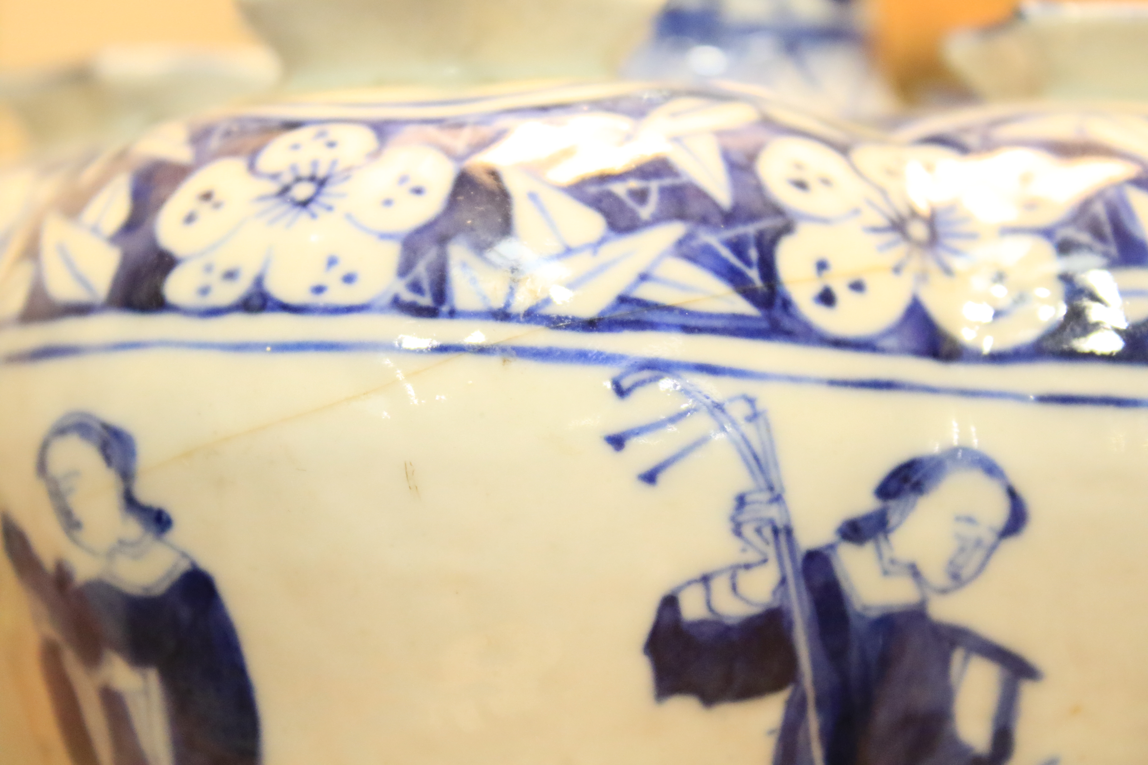 A Chinese Qing dynasty tulip vase. - Image 16 of 20