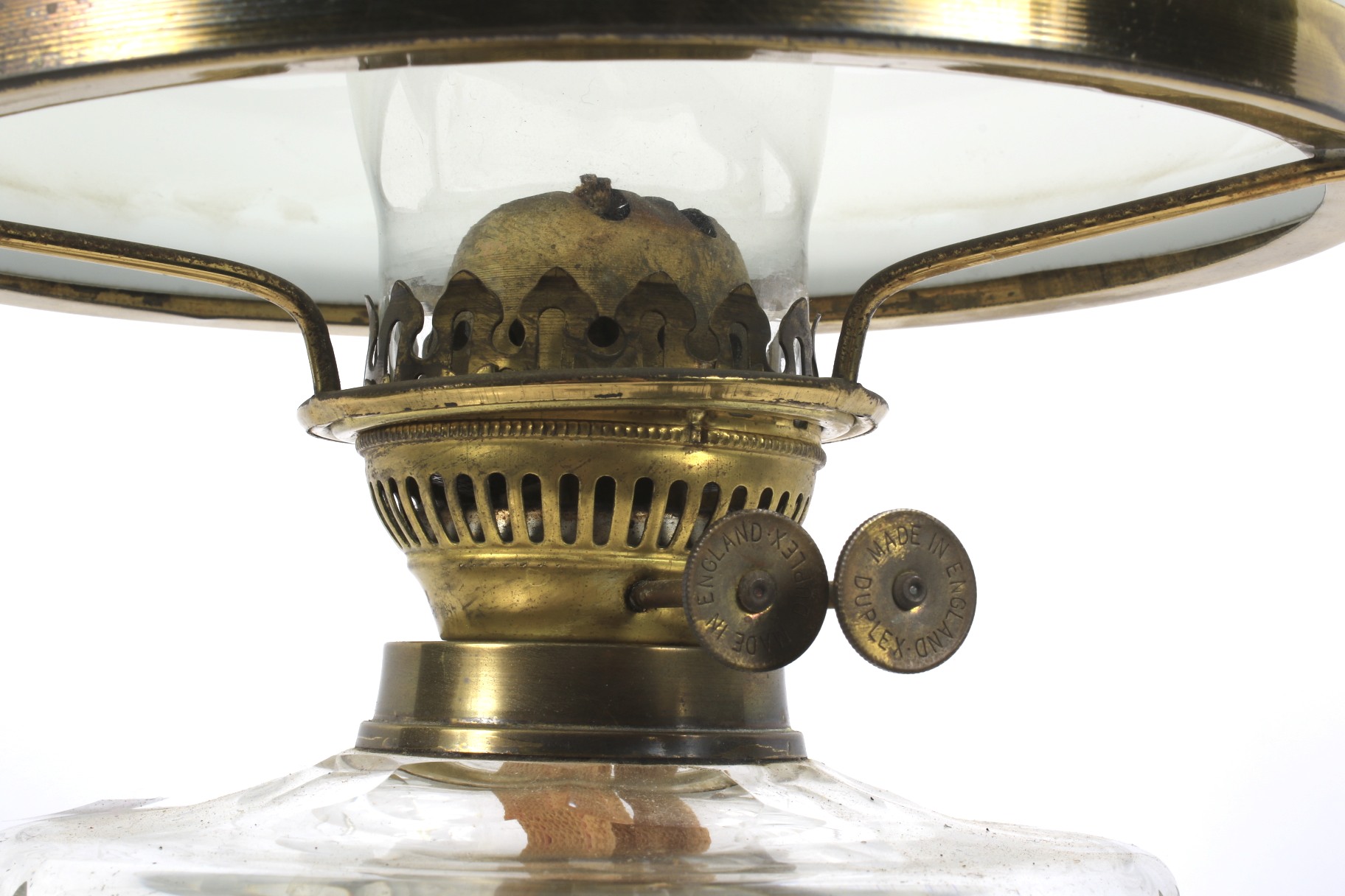 An Edwardian brass column oil lamp. - Image 2 of 2