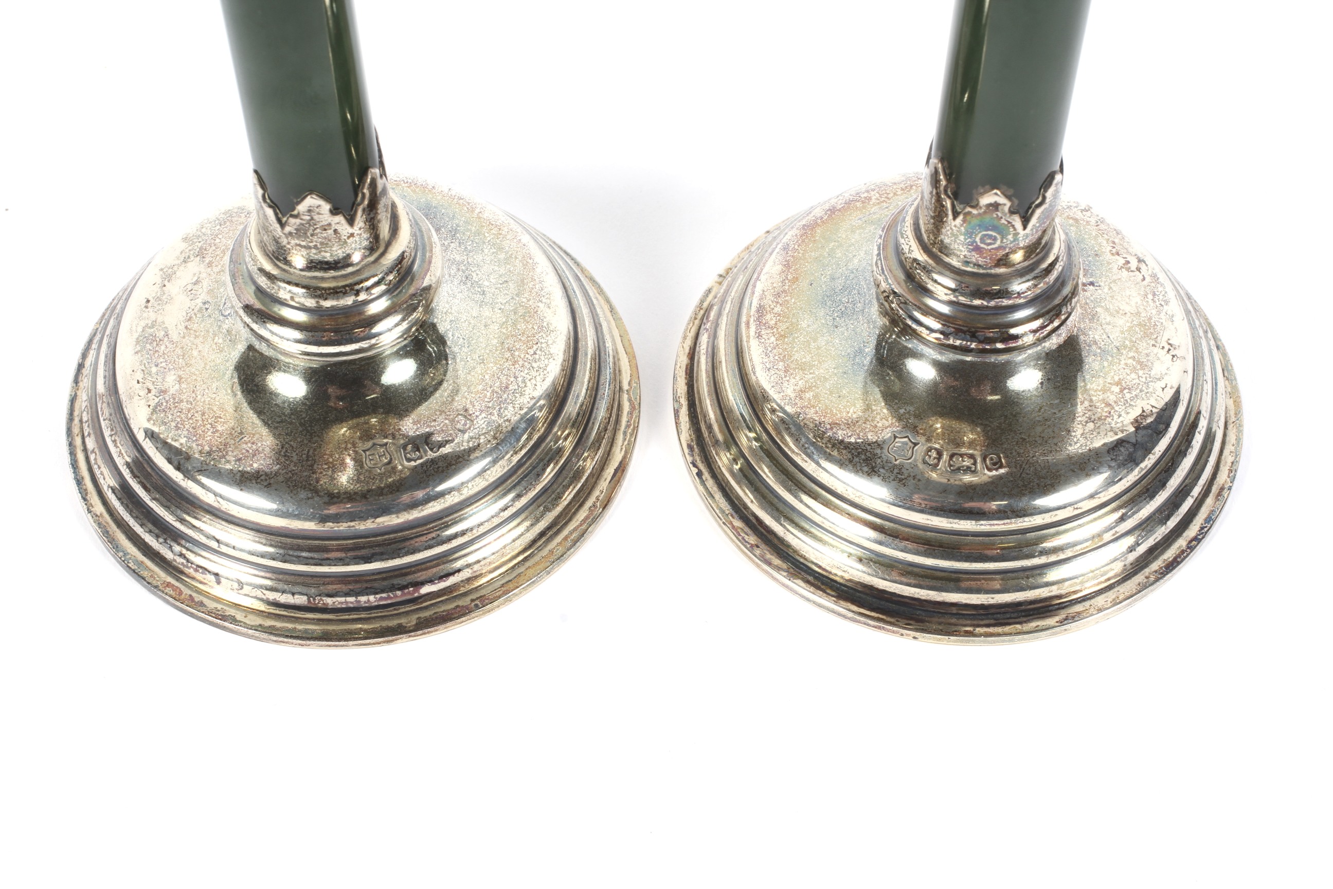 A pair of Edward VII silver and hardstone mounted candlesticks. - Bild 2 aus 9