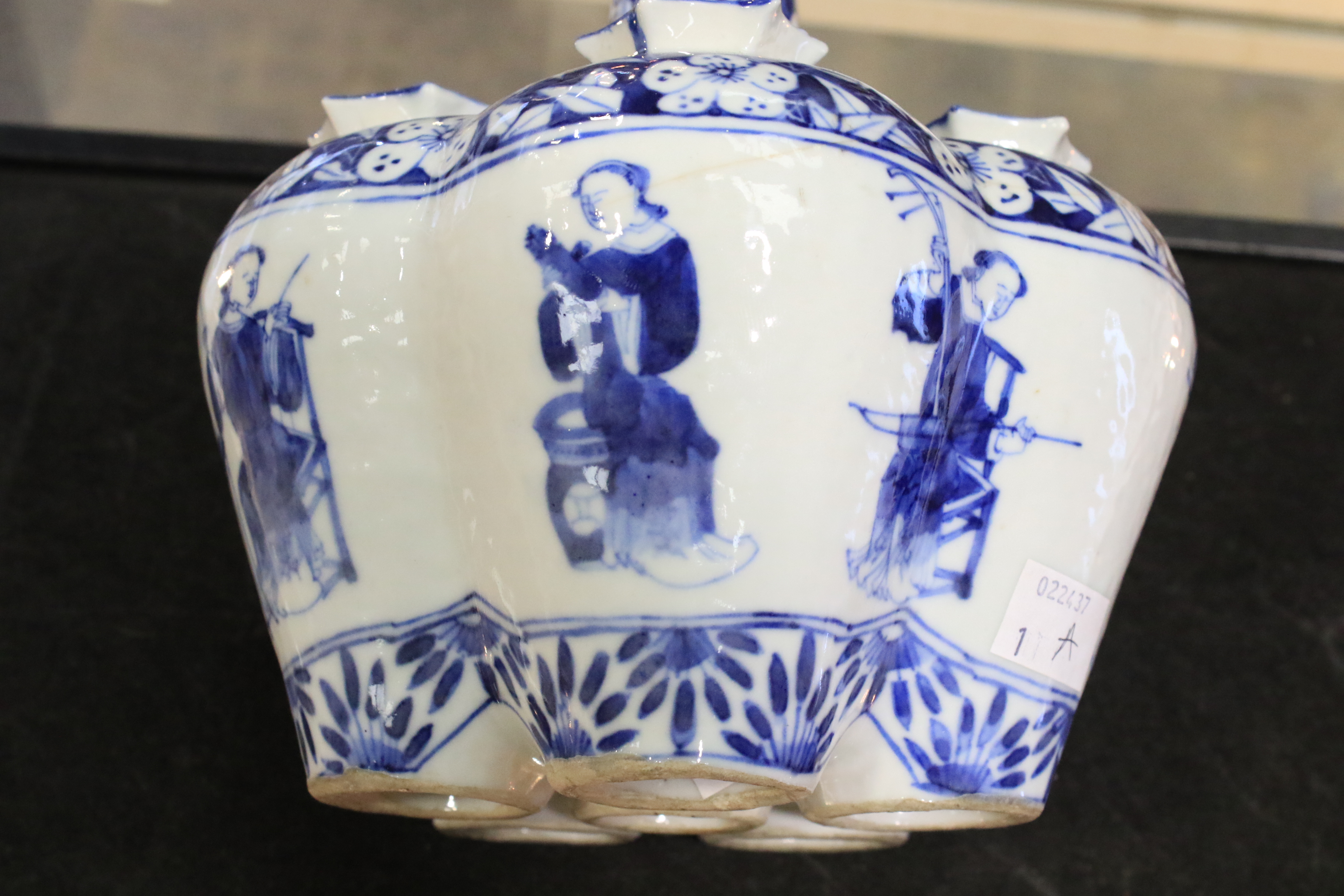 A Chinese Qing dynasty tulip vase. - Image 11 of 20