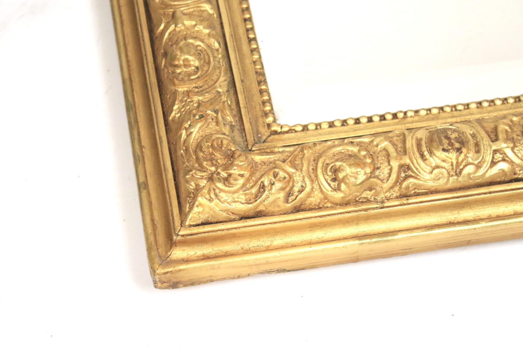 A large giltwood and gesso pier mirror. Late 19th century with some later elements. - Bild 3 aus 3