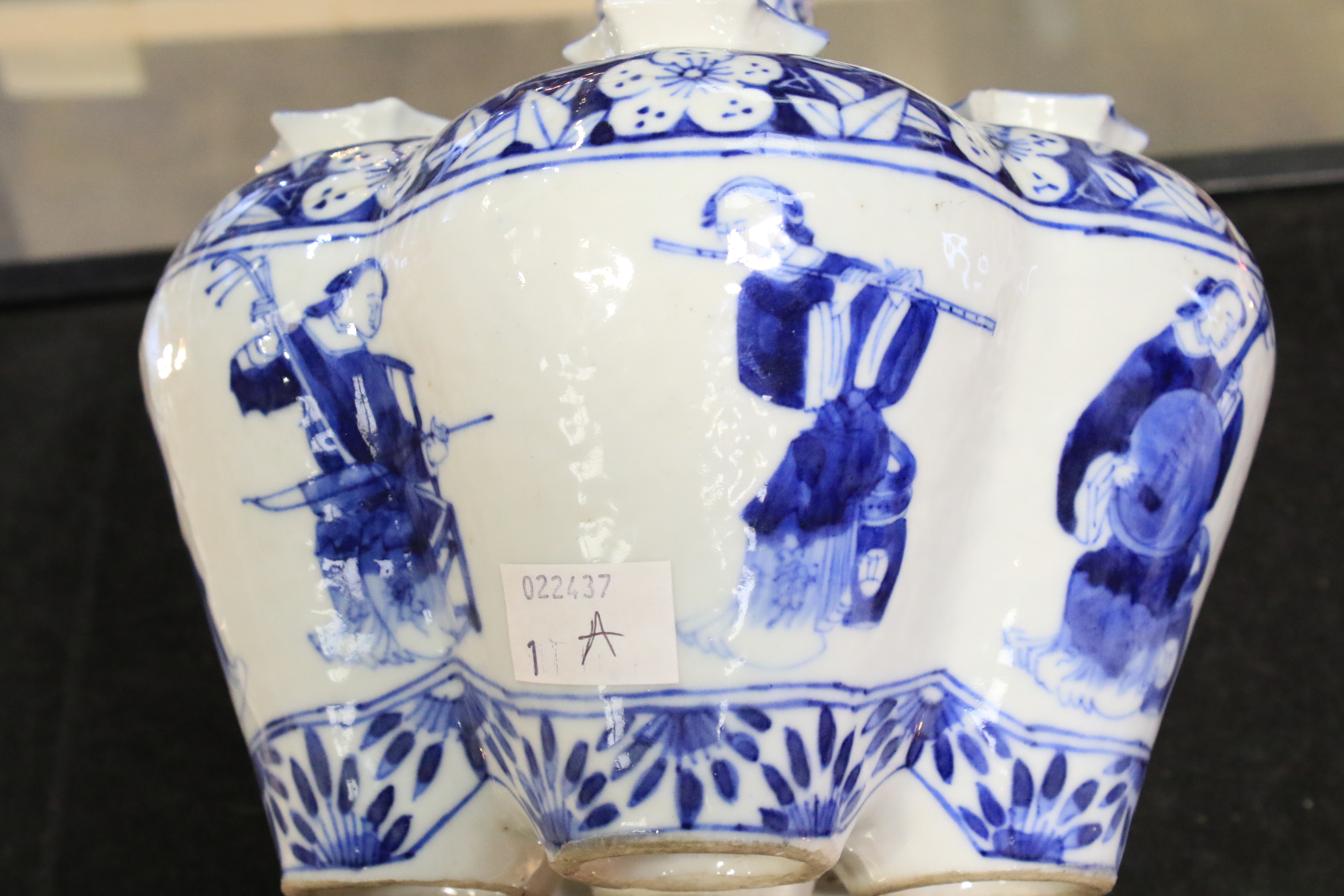 A Chinese Qing dynasty tulip vase. - Image 13 of 20