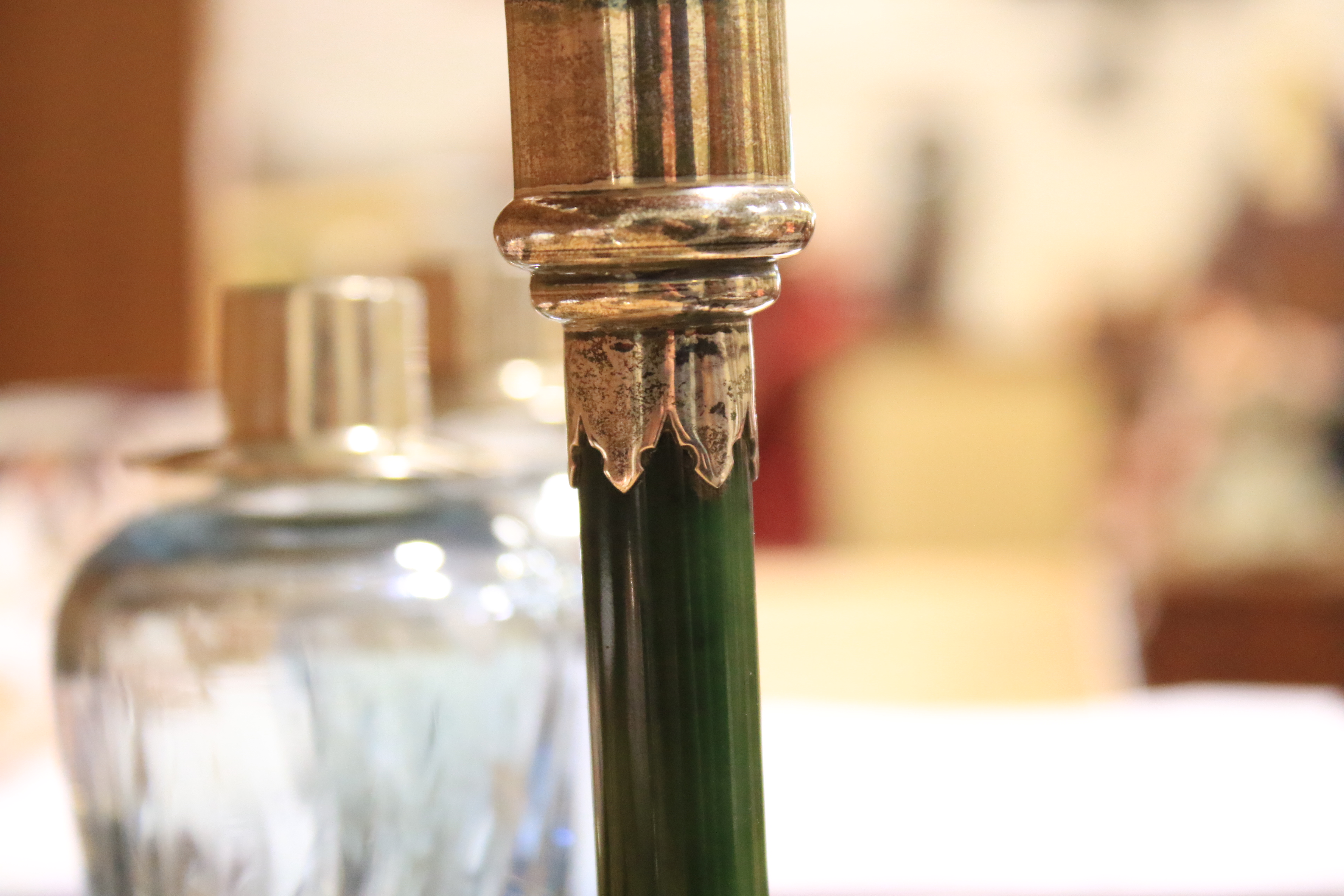 A pair of Edward VII silver and hardstone mounted candlesticks. - Bild 4 aus 9