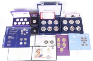 Small collection of modern coins and medallions, 2017 set, silver coins, etc.